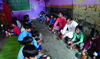स्कूल निरीक्षण करने पहुंचे विधायक ने बच्चों के साथ किया भोजन