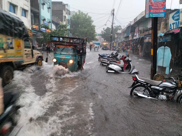 एक घंटे की बारिश ने सडक़ों को नदी-नाला बना दिया