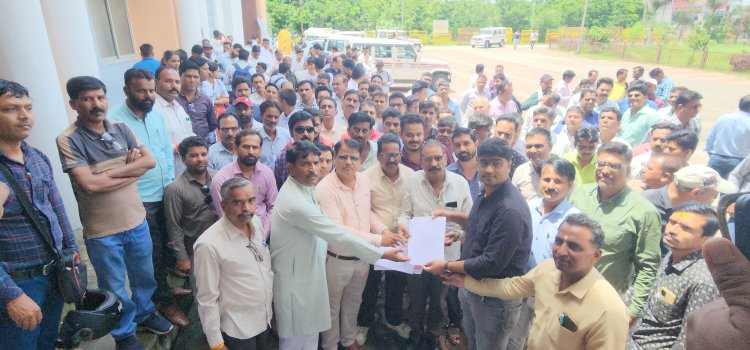 अतिरिक्त सीईओ के समर्थन में मैदान में उतरे सचिव