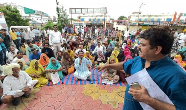 किसानों की समस्या लेकर धाकड़ की सड़क पर दहाड़, एसडीएम ऑफिस में दिया धरना