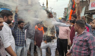 हिन्दू संगठनों ने फूंका आतंकवाद का पुतला