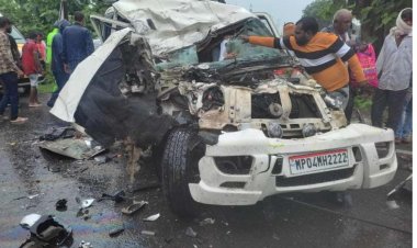 पंचायत सचिवों के महापंचायत में शामिल होने जा रहा वाहन बस  से टकराया, दो की हुई मौत, 6 लोग घायल