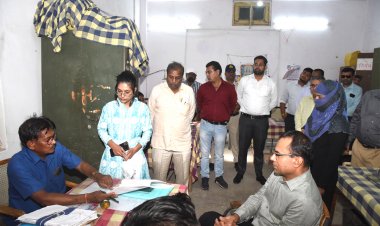 उज्जैन कमिश्नर डॉ. संजय गोयल ने मतदान केंद्रों पर पहुंचकर