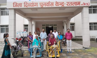 दिव्यांग दंपत्ति को कलेक्टर ने दिलवाई ट्राईसाईकिल