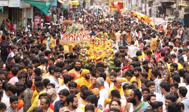 शहर में पहली बार निकली बाबा महाकाल की शाही सवारी, जगह-जगह हुआ स्वागत, आकर्षक झांकियों ने मोहा मन