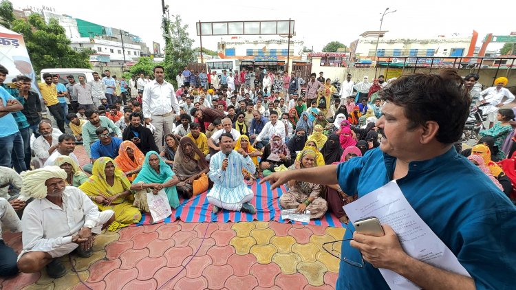 किसानों की समस्या लेकर धाकड़ की सड़क पर दहाड़, एसडीएम ऑफिस में दिया धरना