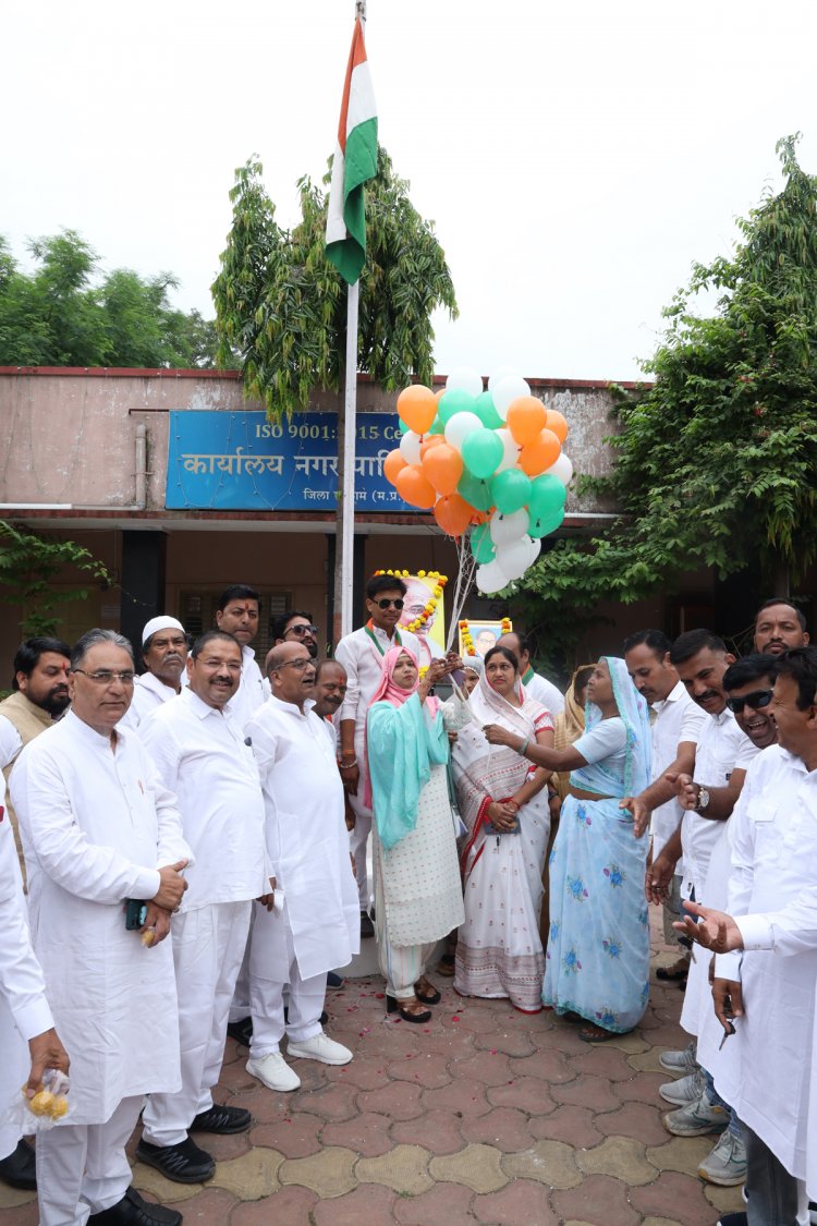 देशभक्ति के तराने गूंंजे, हर तरफ लहराया तिरंगा