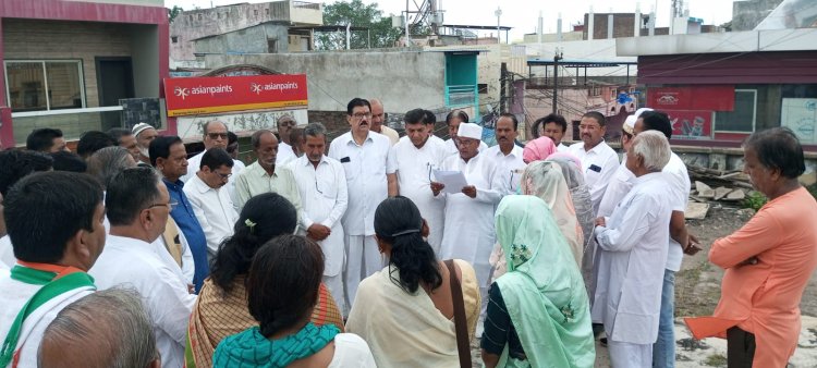 घंटाघर पर किया शहर कांग्रेस कमेटी ने झंडा वंदन