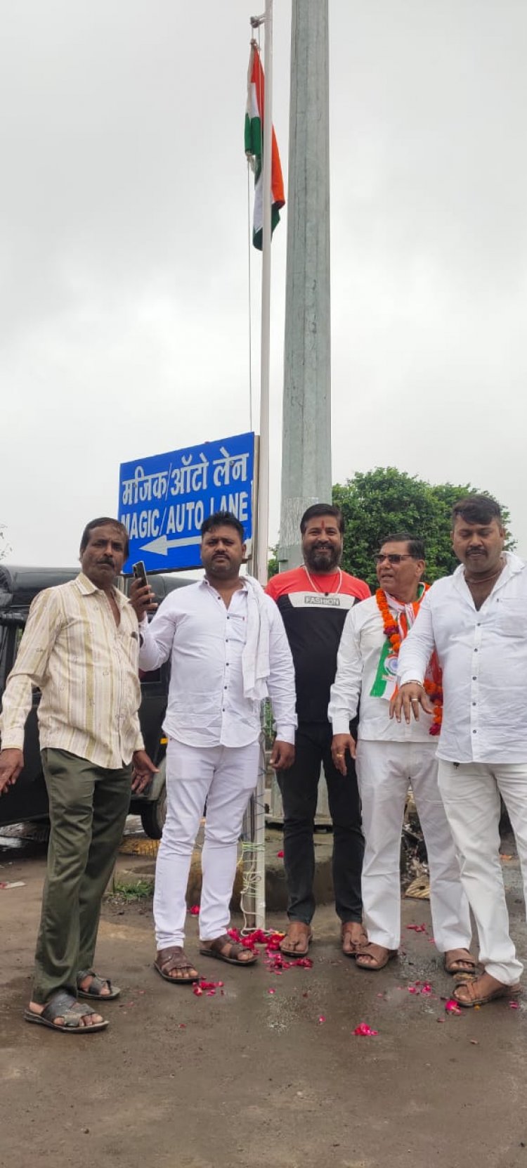मैजिक यूनियन ने झंडावंदन कर मिठाई बांटी
