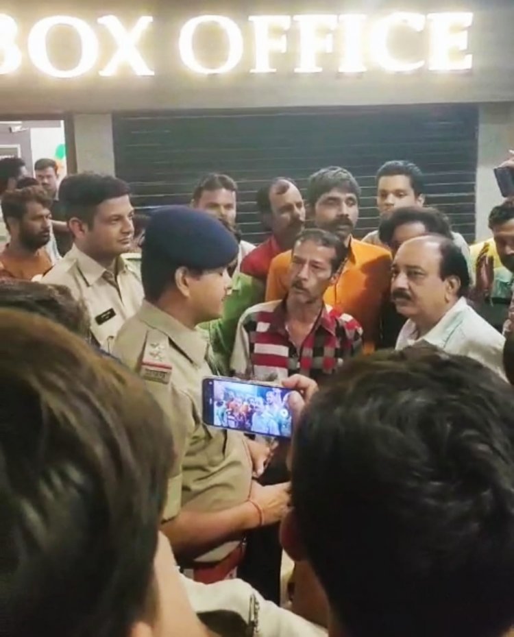 एनवाय सिनेमा में रसूखदारों की रंगदारी, देर से पहुचे दबंगों ने मूवी को फिर से शुरू करवाया