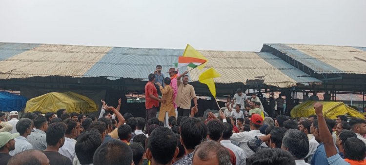 प्याज के निर्यात पर लगे शुल्क का विरोध, किसानों ने मंडी बंद कर नीलामी रोकी, दिया धरना