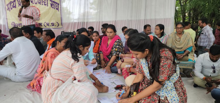 हड़ताल पर बैठी महिला पटवारियों ने सीएम को राखी भेज याद दिलाई मांगे