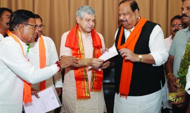 विधायक काश्यप ने रेलमंत्री से रतलाम में कोच मेंटनेंस के लिए पिट लाइन की मांग की, ज्ञापन दिया