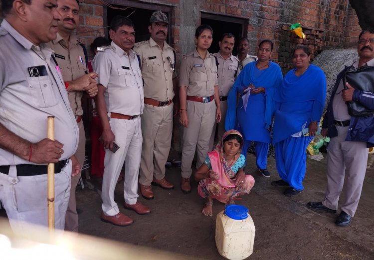 झमाझम बारिश के बीच आबकारी विभाग ने अवैध शराब पर कार्रवाई की