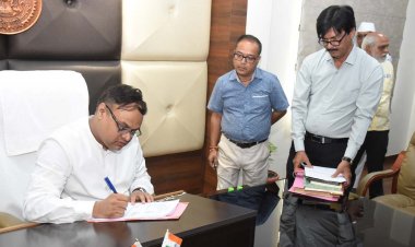 नवागत कलेक्टर ने किया पद ग्रहण, अधिकारियों की चुनावी बैठक ली