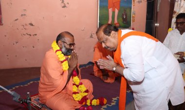 भाजपा प्रत्याशी चेतन्य काश्यप ने अखंड ज्ञान आश्रम जाकर लिया आशीर्वाद