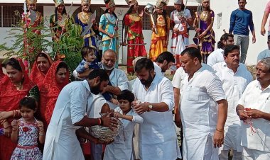 मॉँ दुर्गा के नौ स्वरुपों के साथ निकली चुनरी यात्रा -माथे पर कलश लेकर निकली महिलाओं पर जगह-जगह हुई पुष्प वर्षा, मयंक जाट बोले-शहर की समृद्घि के लिए निकाली यह यात्रा