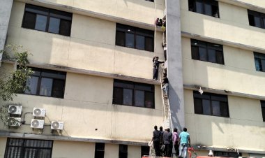 रतलाम:देखिए कैसे बीमार महिला का रेस्क्यू कर तीसरी मंजिल के छज्जे से नीचे उतारा