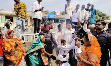 कांग्रेस में बगावत शुरु, बाहरी उम्मीदवार का विरोध, स्थानीय उम्मीदवारों ने फूंका कांग्रेस प्रत्याशी का पुतला, स्थानीय उम्मीदवार को टिकट देने की मांग