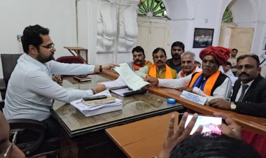 मथुरा बा का अनोखा अंदाज: ट्रैक्टर चलाकर पहुंचे नामांकन जमा करने,कार्यकर्ताओं ने लिया नामांकन रैली में हिस्सा, अबकी बार 60 हजार पार का लगाया नारा