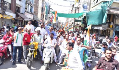 दादा का अंदाज निराला:स्कूटी पर बैठक निकले नामांकन भरने,  मां कालिका सहित देवालयों के किए दर्शन पारस सकलेचा ने भरा नामांकन,रैली निकाल दिखाई ताकत