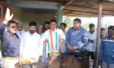 कांग्रेस प्रत्याशी लक्ष्मणसिंह डिंडोर ने हाथो से बनाई चाय, ग्रामीणों ने केले से तोला