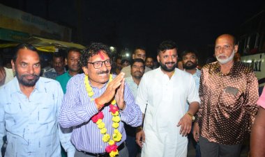 नन्ही बालिका के चरण स्पर्श कर दादा ने शुरू किया जनसंपर्क, दिव्यांग ने बताई अपनी समस्या दादा ने कहा जल्द ही आपकी समस्या कांग्रेस निराकरण करेगी