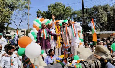 रतलाम ग्रामीण से लक्ष्मण सिंह डिंडोर पहुंचे बैलगाड़ी पर नामांकन जमा करने