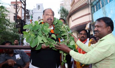 भाजपा प्रत्याशी चेतन्य काश्यप का जनसंपर्क में गिलोय की माला से स्वागत. वार्ड क्रमांक 36 एवं 38 में किया सघन जनसंपर्क