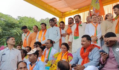 सैलाना में रैली के साथ भाजपा प्रत्याशी संगीता चारेल ने किया नामांकन दाखिल ,जिला प्रभारी प्रदीप पाण्डेय, जिलाध्यक्ष राजेन्द्र सिंह लुनेरा रहे उपस्थित