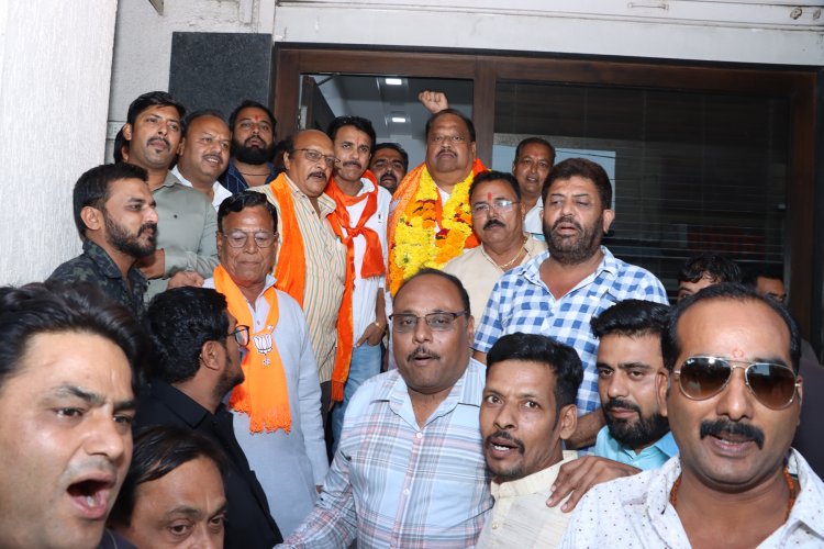 काश्यप का टिकट होते ही समर्थकों ने मनाया जश्न, आतिशबाजी कर बढ़ाया उत्साह, इस बार 56 हजार वोट से जीत का लक्ष्य