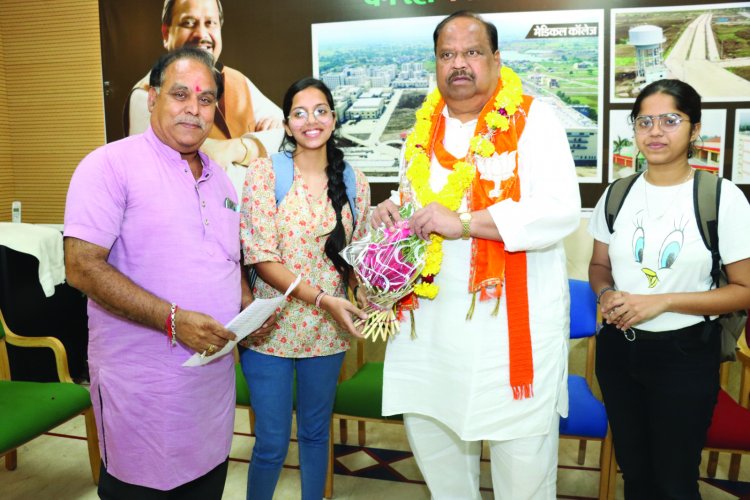 काश्यप के प्रयासों से छात्राओं का रिजल्ट सुधरा, प्रतिभावान विद्यार्थियों ने विधायक चेतन्य काश्यप को दिया धन्यवाद