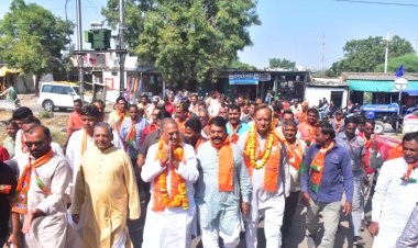 सांसद और जिलाध्यक्ष के साथ भाजपा प्रत्याशी पांडेय कर रहे जनसंपर्क