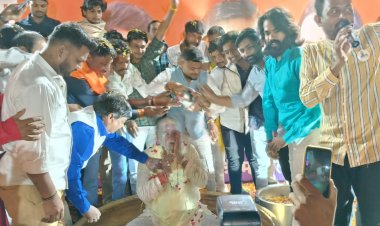 सातरूंडा में मथुरा बा को दूध से नहलाकर कार्यकर्ताओ ने किया स्वागत