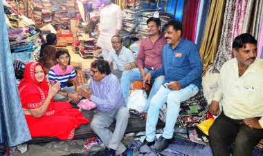 हरमाला रोड चौराहे पर पारस दादा को केले से तौला, जनसंपर्क में दादा को मिल रहा अपार स्नेह