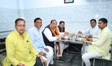 घर घर जनसंपर्क अभियान के तहत पूर्व पार्षद के प्रतिष्ठान पर पहुंचे काश्यप, खाई दाल-बाटी