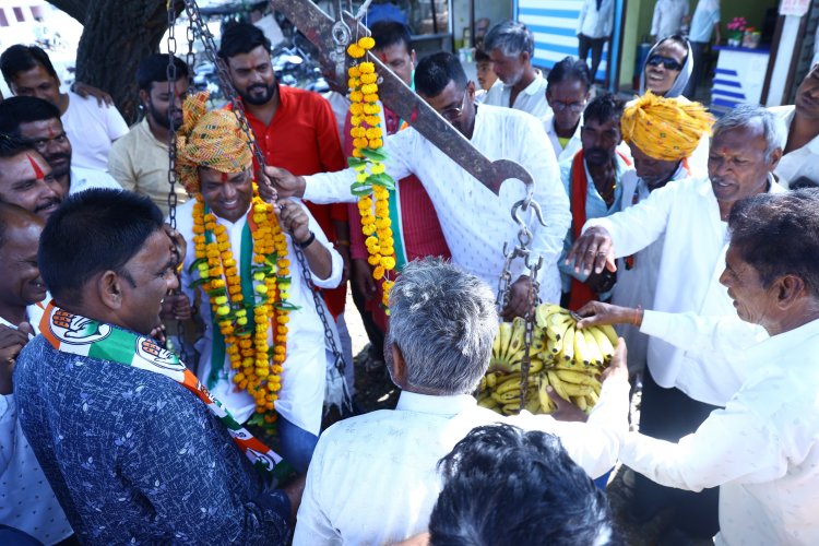 रतलाम ग्रामीण विधानसभा कांग्रेस प्रत्याशी डिंडोर का निरंतर जनसंपर्क , ग्रामीणों में उत्साह केले से तोला