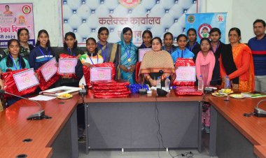 बोर्ड कक्षाओं की मेधावी छात्राएं सम्मानित - जिला स्तरीय राष्ट्रीय बालिका दिवस समारोह आयोजित