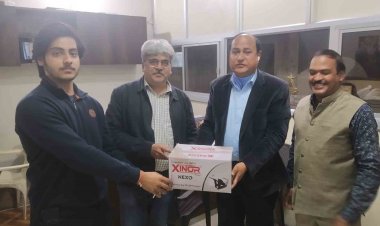 समाजसेवी गुगालिया ने वाहन चालकों को भेंट किए हेलमेट