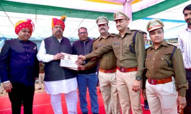 उत्कृष्ट कार्य करने पर मंत्री श्री काश्यप ने आबकारी विभाग के अधिकारियो को पुरुस्कृत किया