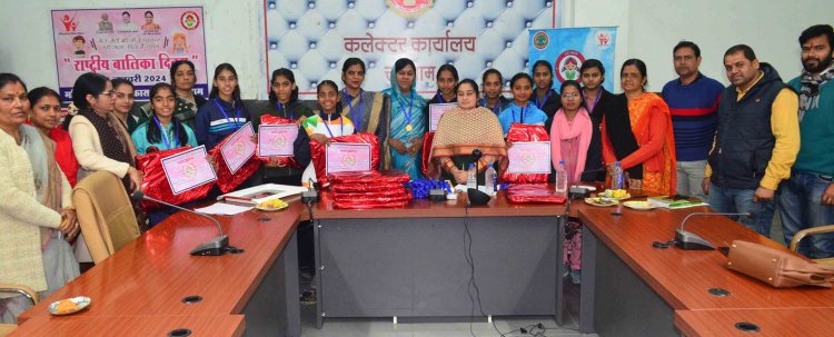 बोर्ड कक्षाओं की मेधावी छात्राएं सम्मानित - जिला स्तरीय राष्ट्रीय बालिका दिवस समारोह आयोजित