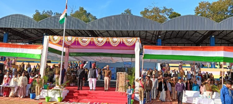 रतलाम में मंत्री काश्यप ने झंडावंदन कर ली परेड की सलामीउत्कृष्ट कार्य करने वालो का किया सम्मान