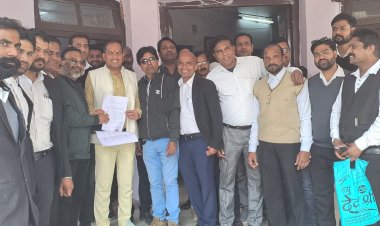 अभिभाषकों ने निवास के लिए आरडीए से मांगी जमीन -रतलाम में करीब 950 अधिवक्ता कार्यरत, इनमें से कई को आवासीय परेशानियां, आरडीए अध्यक्ष को सौंपा ज्ञापन