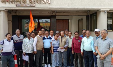 आचार संहिता लागू होने पहले किया जाए ज्वलंत मांगों का निराकरण, उपेक्षित राज्य पेंशनरों ने मुख्यमंत्री के नाम कैबिनेट मंत्री चेतन्य काश्यप को दिया ज्ञापन