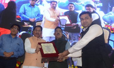 राजस्व वसूली में संभाग में प्रथम स्थान प्राप्त करने पर जल संसाधन विभाग के ईई भोपाल में सम्मानित, मंत्री तुलसी सिलावट ने दिया प्रशस्ति पत्र