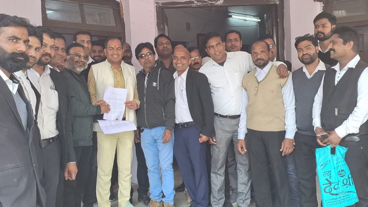 अभिभाषकों ने निवास के लिए आरडीए से मांगी जमीन -रतलाम में करीब 950 अधिवक्ता कार्यरत, इनमें से कई को आवासीय परेशानियां, आरडीए अध्यक्ष को सौंपा ज्ञापन
