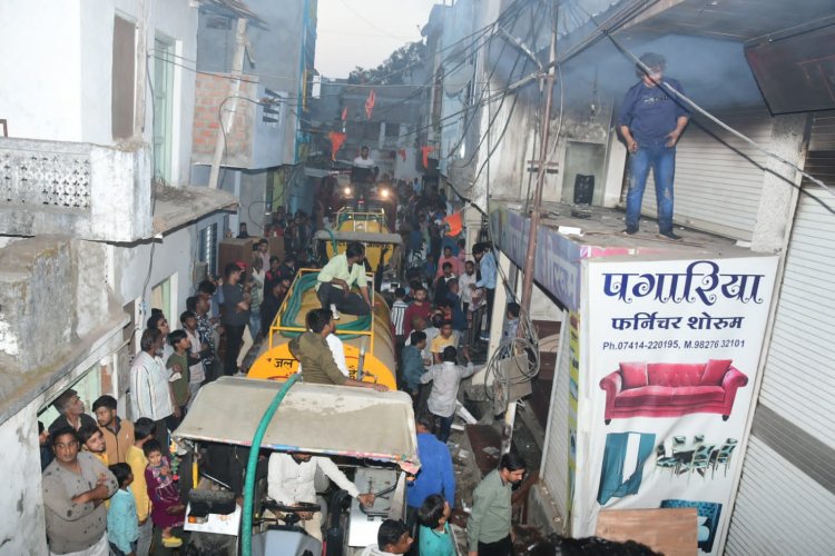 आबादी क्षेत्र में फर्नीचर गोदाम कल बन गया मुसीबत -अचानक लगी आग से पडोसियो की सांसे फूली, संकरी गली में आग बुझाने के दौरान घंटो करना पड़ी मशक्कत