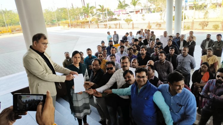 स्वामित्व योजना के भुगतान, अनुकम्पा नियुक्ति में देरी से नाराज पटवारियों ने दिया ज्ञापन, एसडीएम और जिले के 3 सीईओ के खिलाफ की नारेबाजी