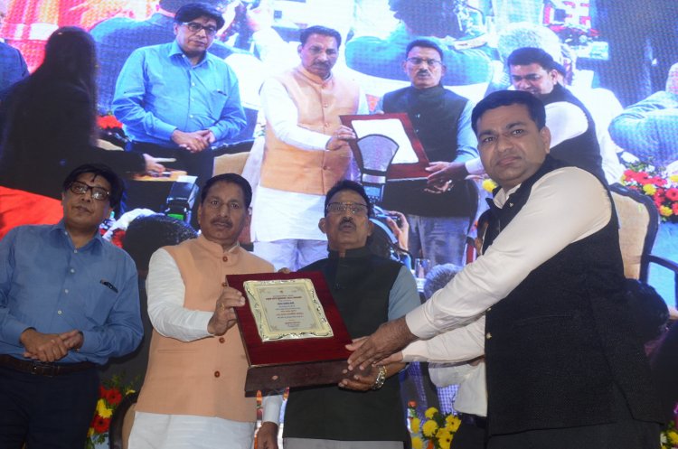 राजस्व वसूली में संभाग में प्रथम स्थान प्राप्त करने पर जल संसाधन विभाग के ईई भोपाल में सम्मानित, मंत्री तुलसी सिलावट ने दिया प्रशस्ति पत्र