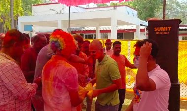 वर्दीवालो की होलीः रंग-गुलाल में रंगे अफसर और सिपाही, डीजे की धुन पर जमकर थिरके